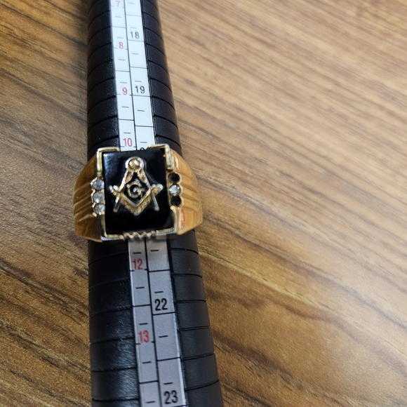 Gold and Black Masonic Ring - Picture 2 of 13